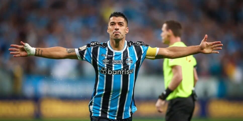 O bom filho a casa torna: Suárez ressurge no Grêmio, após 11 meses e comunicado confirma