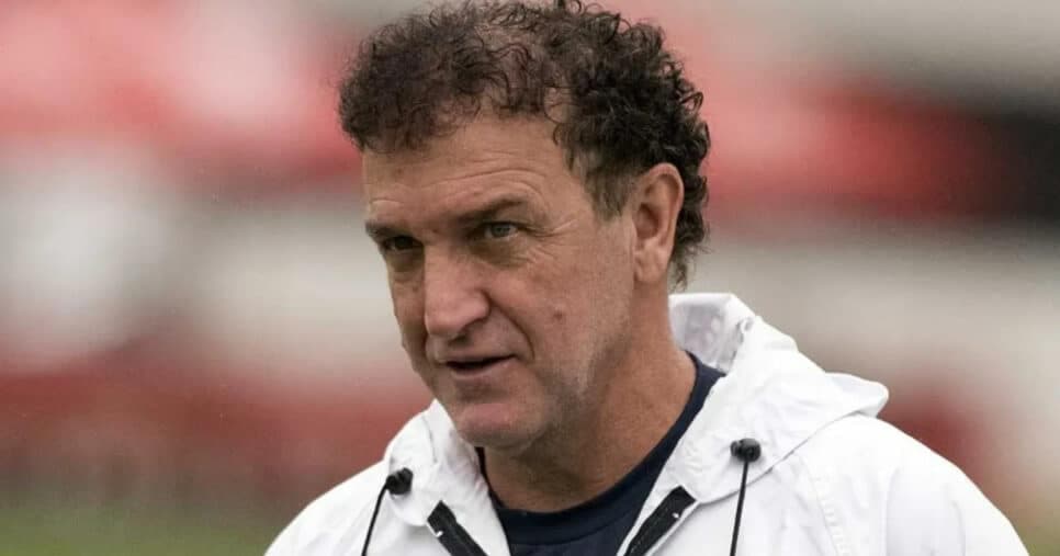 Rasteira em Teixeira: Cuca é aprovado em rival do Santos na série A em 2025