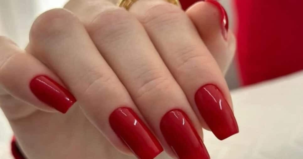 Manicures escondem de você: 4 cores de esmaltes perfeitas para mulheres 40+ ficarem poderosas
