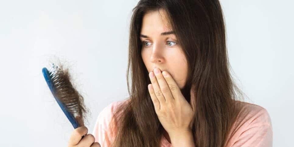 PROIBIDO às mulheres 35+: Único alimento para banir AGORA se não quiser ficar careca em 2024