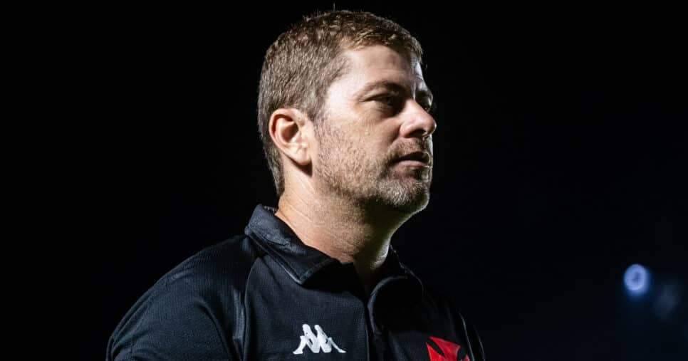 Para assumir lugar de Rafael Paiva: Técnico dos sonhos tem chegada armada no Vasco