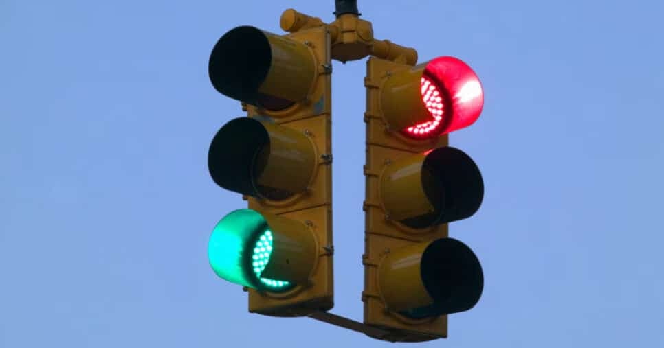 Multa pesada e CNH em risco: Nova lei dos semáforos atinge motoristas em 2025
