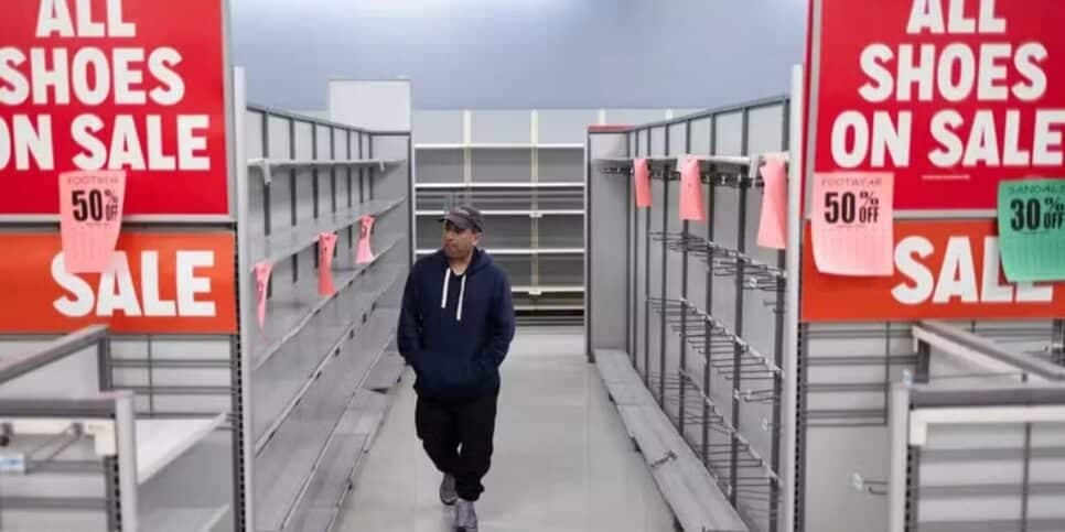 Cliente caminhando em meio às prateleiras vazias da KMART (Foto Reprodução/YouTube) Cliente caminhando em meio às prateleiras vazias da KMART (Foto Reprodução/YouTube)