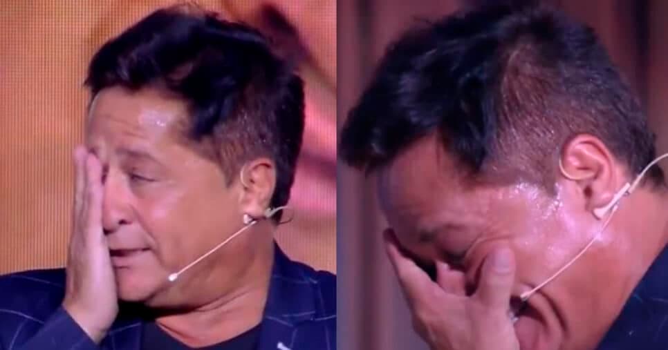 Leonardo não suporta o que vê, leva mãos ao rosto e se desmancha em lágrimas