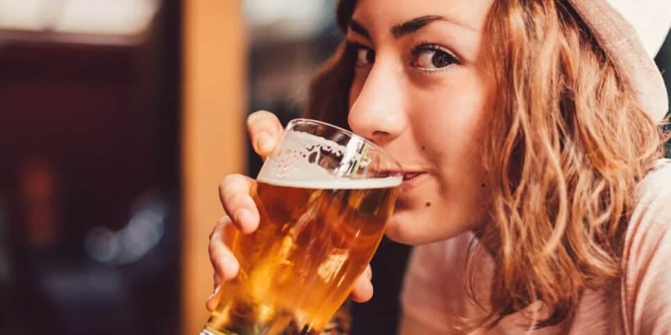 Mulher bebendo cerveja (Foto: Reprodução / Canva)