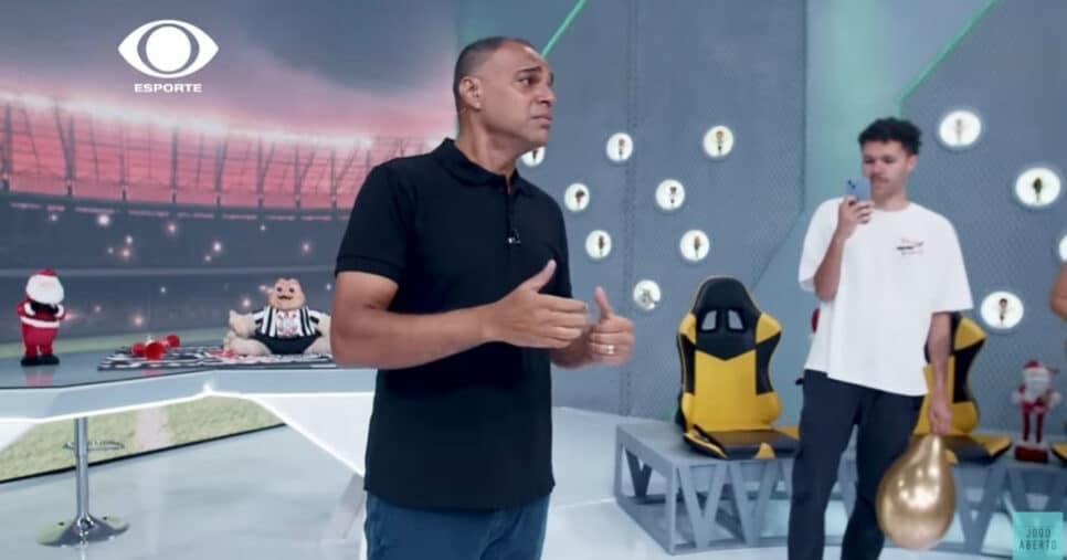 O famoso apresentador se despede do Jogo Aberto, da Band, e assina com a Globo (Foto: Reprodução/Youtube)