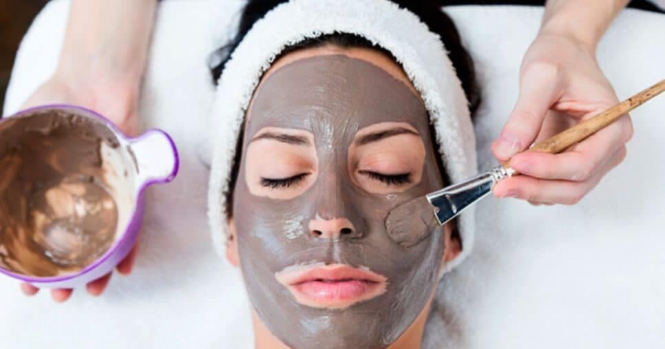 Adeus manchas e rugas: Detox facial rejuvenesce e afina o rosto com apenas 3 ingredientes