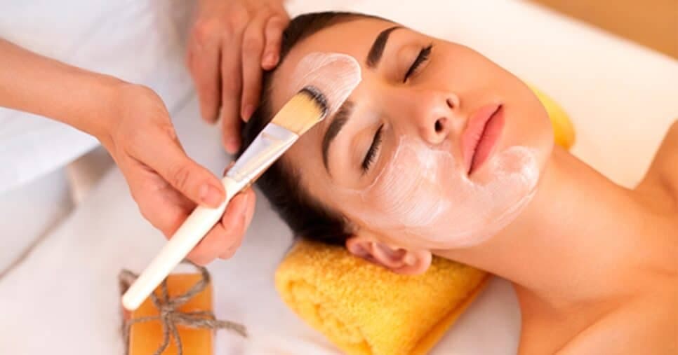 Tchau, retenção de líquidos e rugas: Detox facial afina o rosto e traz pele de porcelana as idosas 60+