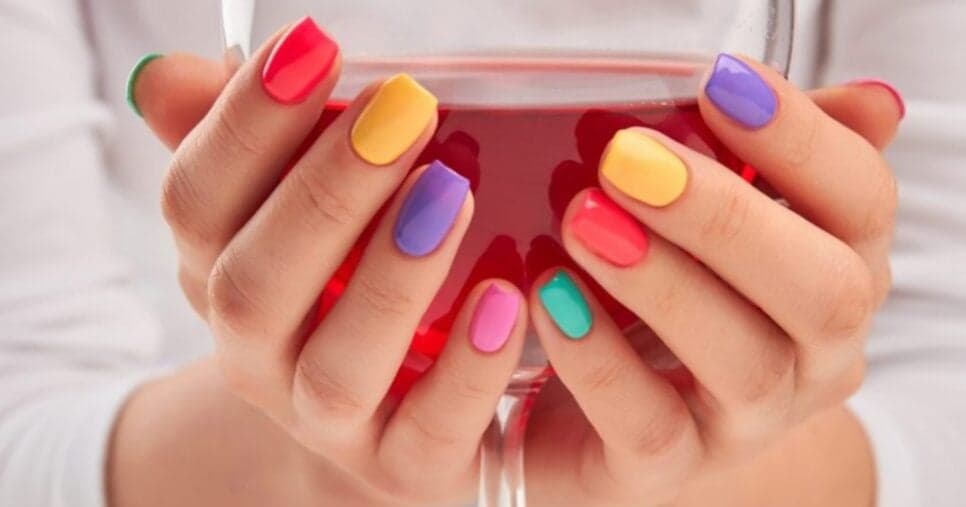 Mãos jovens toda semana: 5 cores de esmaltes trazem elegância e sofisticação para mulheres 45+