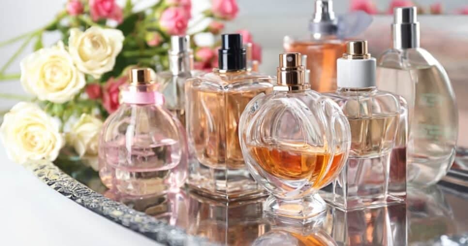 O poder do aroma: 5 perfumes que exalam juventude e elegância nas mulheres 45+ pra arrasar no Natal