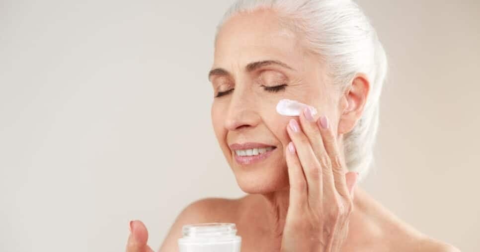 Fim das linhas de expressão: Hidratação natural com 2 ingredientes traz pele de porcelana as idosas 60+