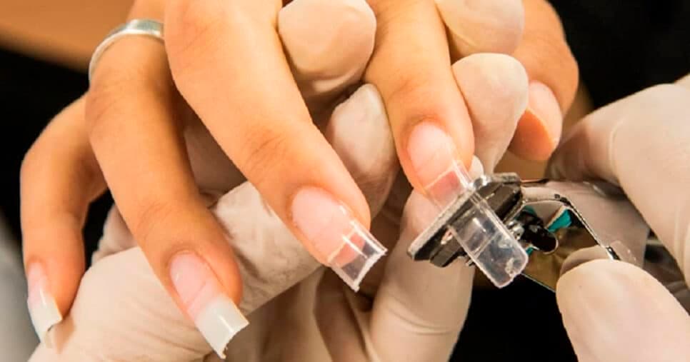 Manicures escondem: Alongamento de unha caseiro com 5 ingredientes faz mulheres pouparem R$250 no salão