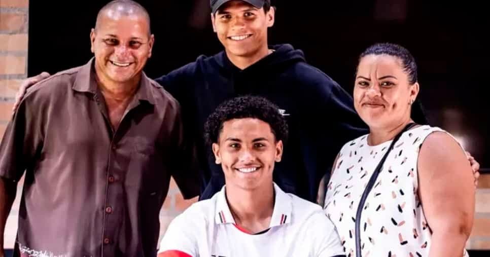 Lateral-direito do Sub-17 assina primeiro contrato profissional com o São Paulo (Foto: Reprodução / Instagram) Lateral-direito do Sub-17 assina primeiro contrato profissional com o São Paulo (Foto: Reprodução / Instagram)