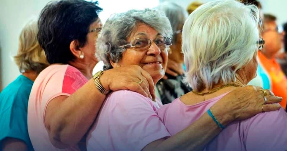 Viagem grátis, auxílio e +3: Lei em vigor em 2025 garante pacotão de 5 benefício aos idosos 60+
