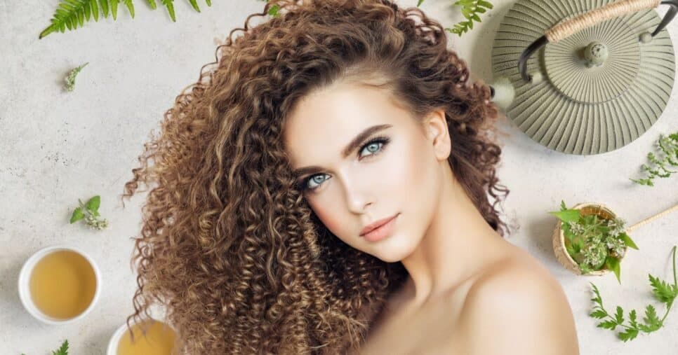 2 a 3 xícaras por dia: Chá natural com 1 ingrediente é o segredo para evitar rugas e manchas