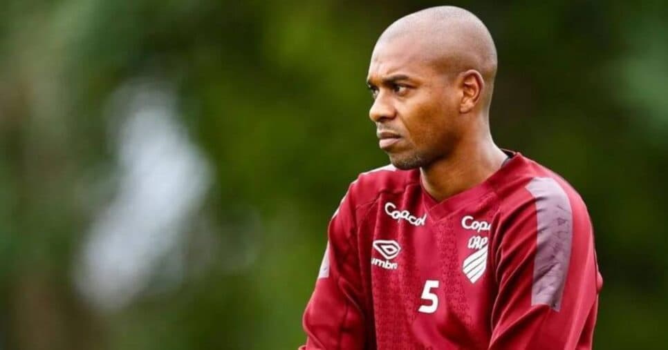 Time do Brasileirão libera PIX para contratar Fernandinho após ADEUS no Athletico-PR em 2025