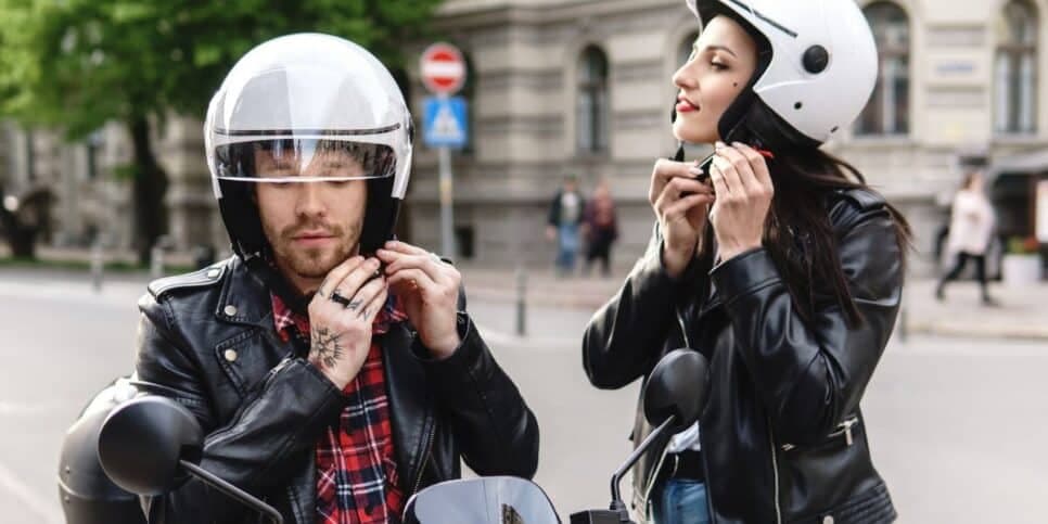 Ilustração pessoas em moto (Foto: Canva)