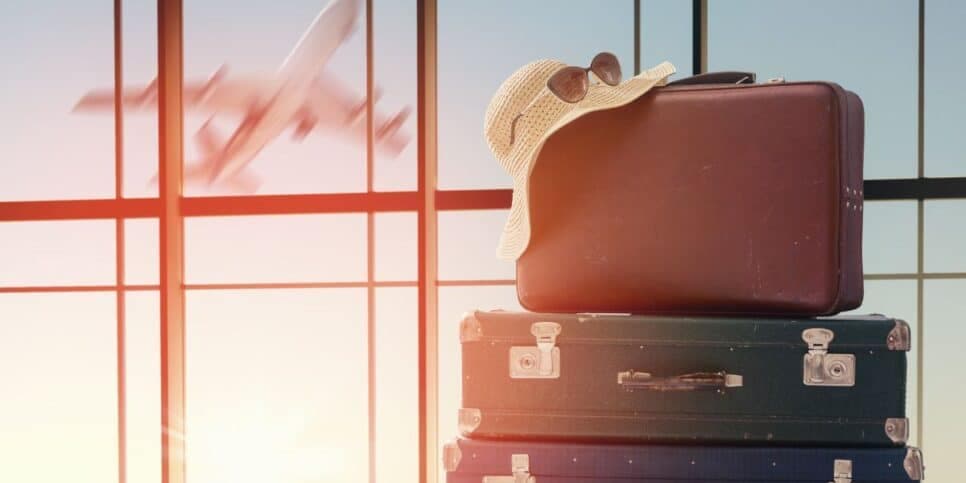 Malas em aeroporto (Foto: Canva)