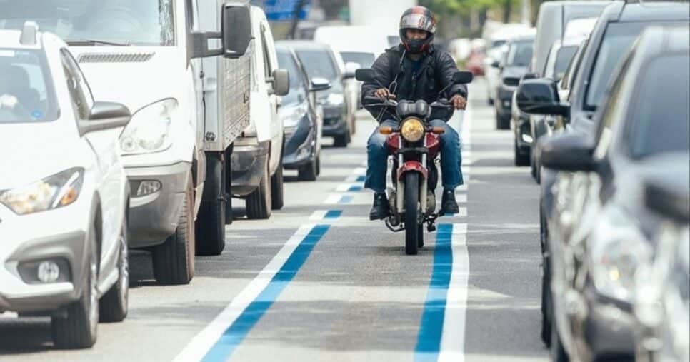 Motoqueiro na Faixa Azul (Foto: Reprodução/ Internet)