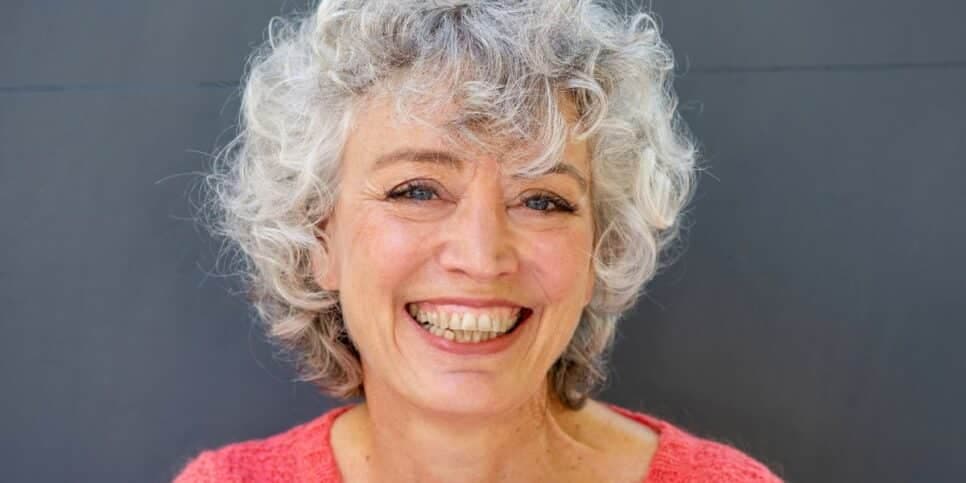 Mulher com o cabelo grisalho (Foto: Canva)