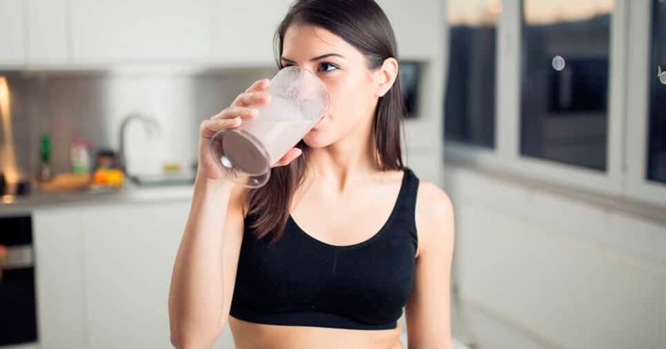 Mulher tomando proteína (Foto: Reprodução) Mulher tomando proteína (Foto: Reprodução)