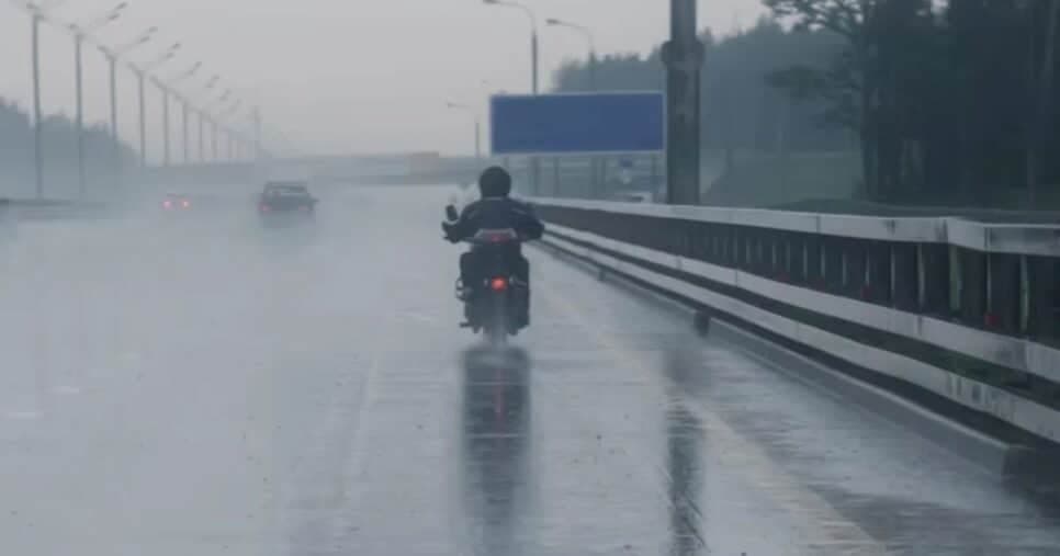 Motociclistas na chuva (Reprodução/Internet)