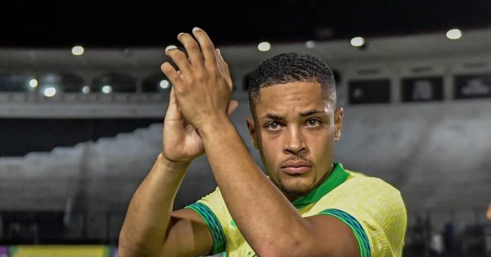 Vitor Roque com a camisa da Seleção Brasileira