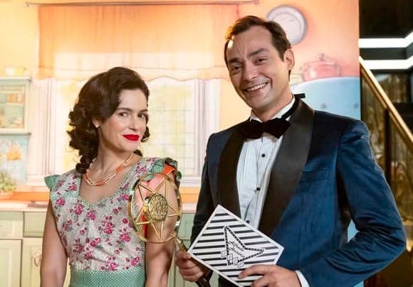 Anita (Maria Flor) e Alfredo Honório (Eduardo Sterblitch) em Garota do Momento (Foto: Reprodução / Globo / Ellen Soares)