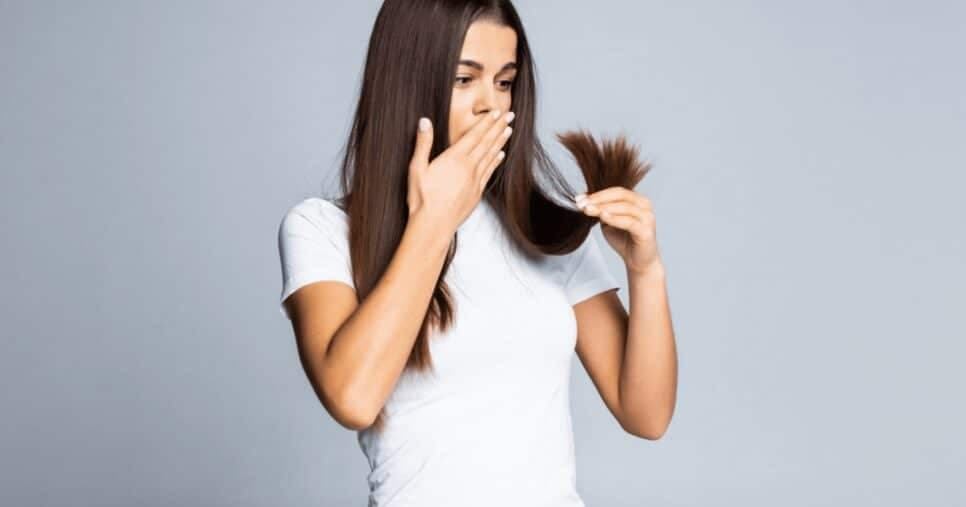 ALERTA às mulheres: 11 erros FATAIS que estão destruindo seu cabelo como nunca e você certamente faz