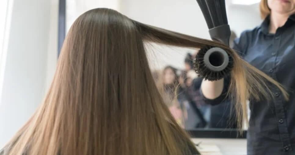 Tchau, cabelos ressecados e sem vida: Único ingrediente é infalível e te dá resultados de salão