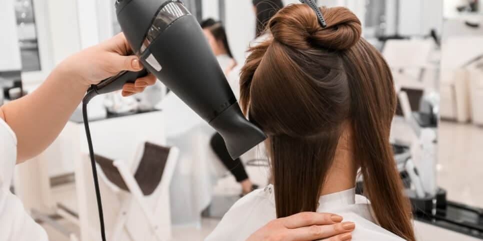 O jeito certo de secar o cabelo que elimina o frizz e deixa brilho de salão
