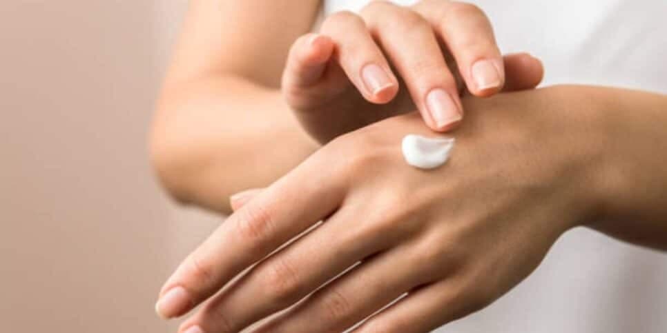 Passar creme nas mãos e unhas (Reprodução: Canva)