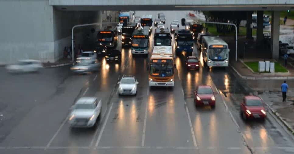 Detran em alerta: Lei dos faróis traz 2 punições a motoristas e proibição às montadoras em 2025