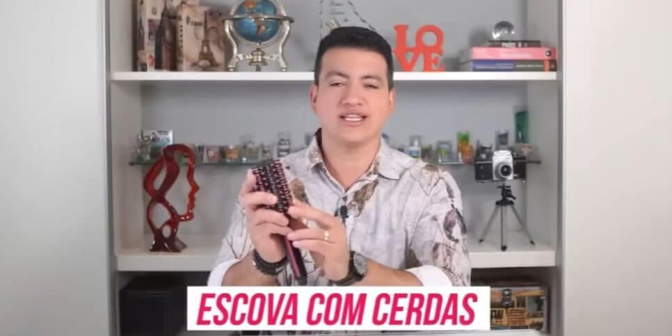 Escovas com cerdas são as mais recomendadas (Reprodução: Youtube)