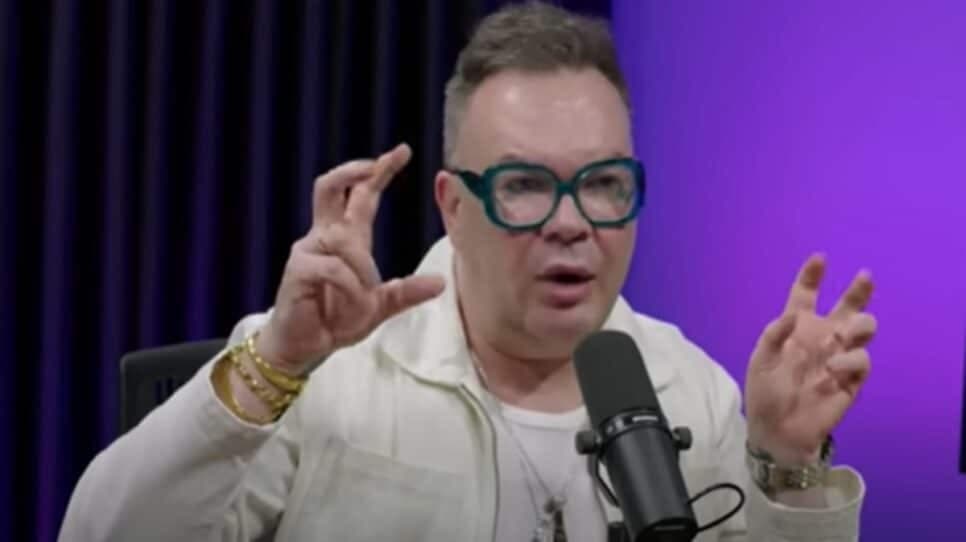 Felipeh Campos expõe não ter gostado da loira em programa de canal fechado da Globo (Foto: Reprodução/ Papagaio Falante/ YouTube)