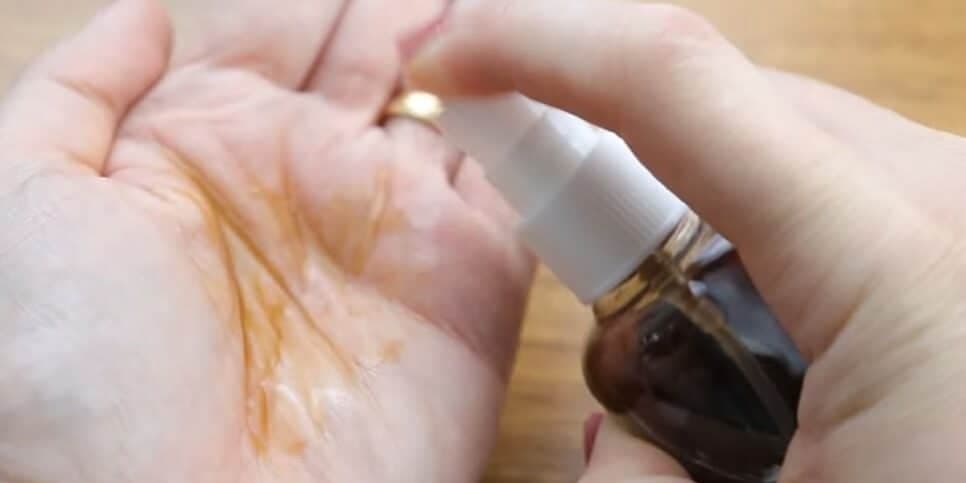 Coloque em um frasco de spray para facilitar a aplicação (Reprodução: Youtube)