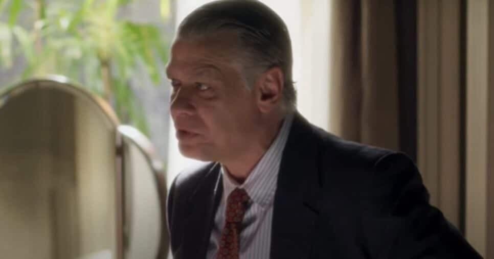 Juliano fica apavorado com sua mãe em Garota do Momento (Foto: Reprodução / Globo)