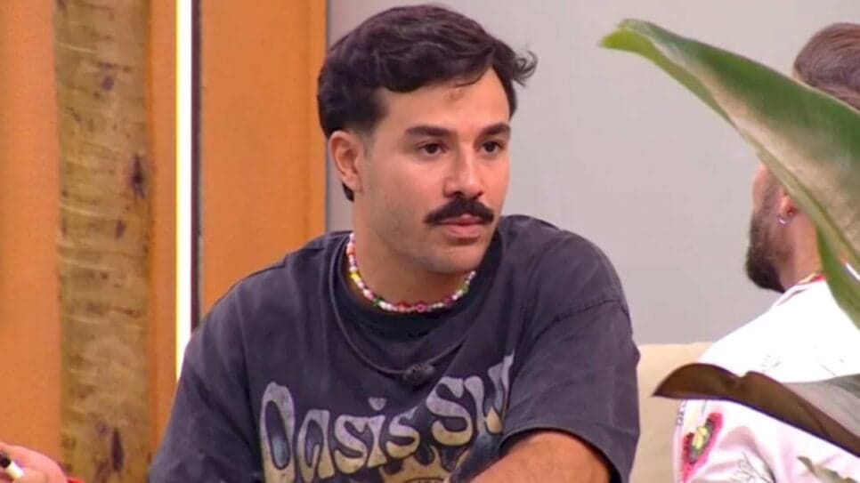 Mateus Pires é assumidamente gay (Foto: Reprodução Globoplay)