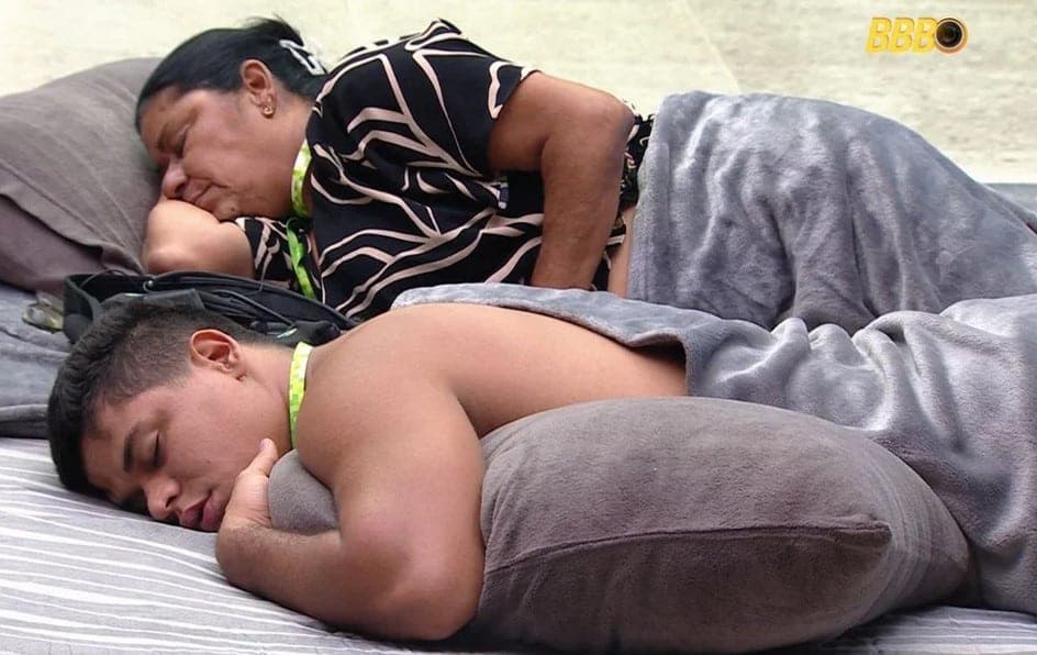 Joselma Silva e Guilherme Albuquerque dormiram na área externa do BBB25 (Foto: Reprodução / Globo)
