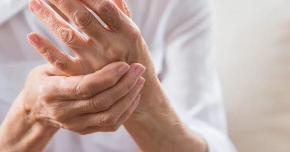 Fim das rugas e manchas: Mistura natural com 3 ingredientes rejuvenesce 20 anos das mãos