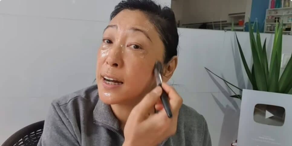 Aplique a máscara facial com a ajuda de um pincel (Reprodução: Youtube)