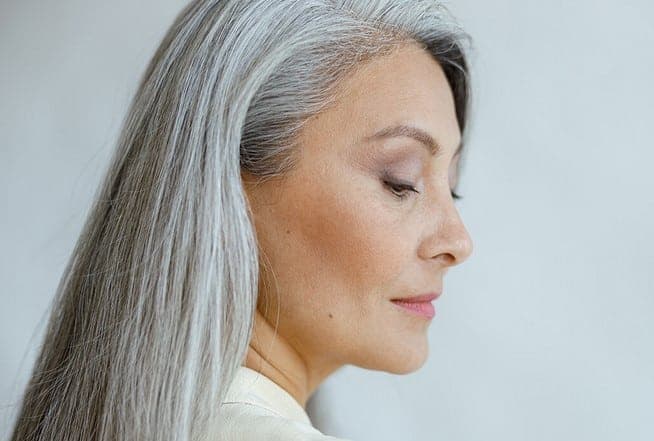 Mulher de cabelo grisalho (Foto: Reprodução / Canva)
