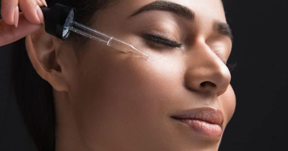 É preciso se manter em alerta na hora de comprar cosméticos (Foto Reprodução/Tv Foco/Freepik)