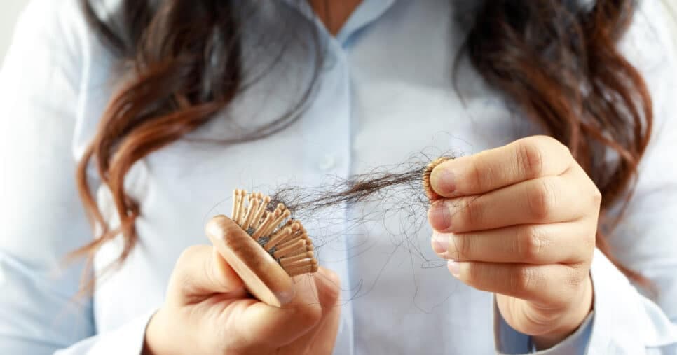 Tchau, queda de cabelo: 4 truques infalíveis vão ressuscitar o cabelo de qualquer mulher em 2025