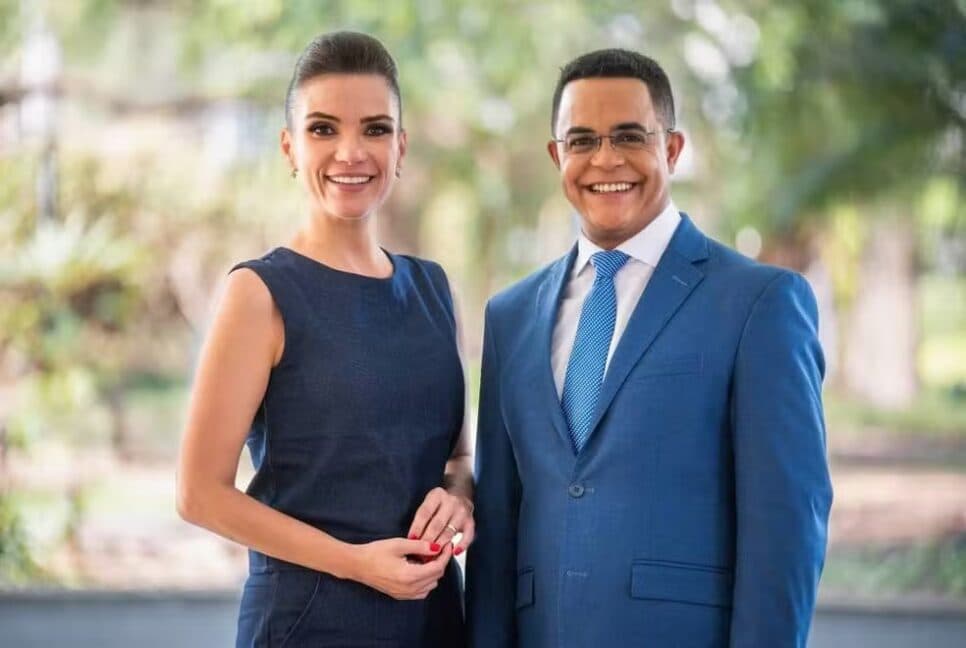 Os jornalistas Sabina Simonato e Marcelo Pereira, apresentadores do 'Bom Dia Sábado' — Foto: TV Globo

