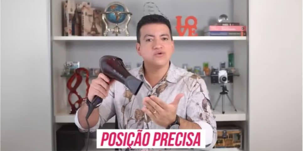 Posição precisa do secador é fundamental (Reprodução: Youtube)