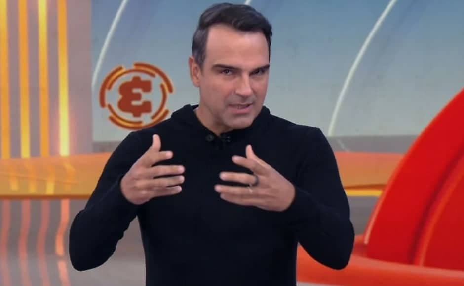 Tadeu Schmidt no comando do reality show da Globo (Foto: Reprodução / Globo)