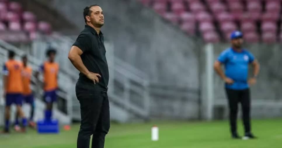 Técnico Dico Woolley é demitido do Retrô após derrota na estreia do Pernambucano — Foto: Marlon Costa/AGIF
Técnico Dico Woolley é demitido do Retrô após derrota na estreia do Pernambucano — Foto: Marlon Costa/AGIF