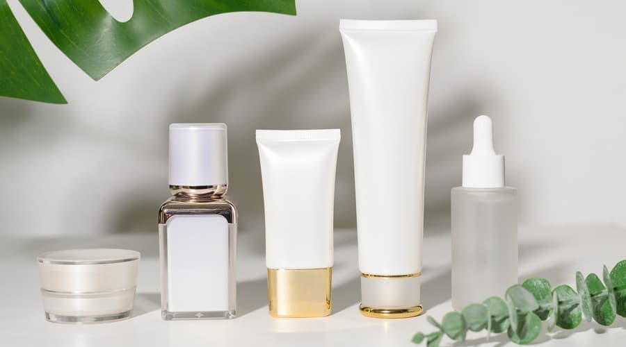É sempre bom verificar se os rótulos e cosméticos possuem os rótulos da ANVISA para garantir a sua regularidade e segurança (Foto Reprodução/Freepik)