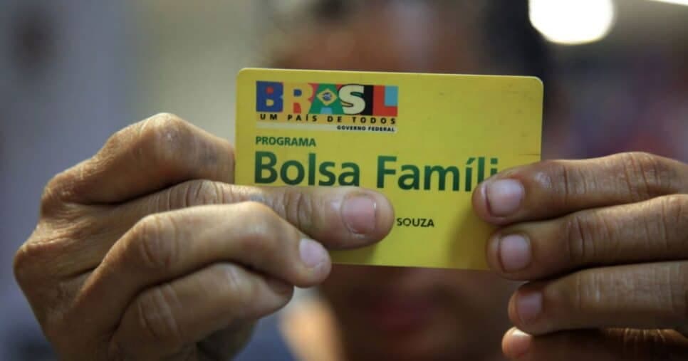 Tchau só R$600: Bolsa Família crava EXTRA de R$104 em FEVEREIRO pra salvar quase 6M de beneficiários em 2025